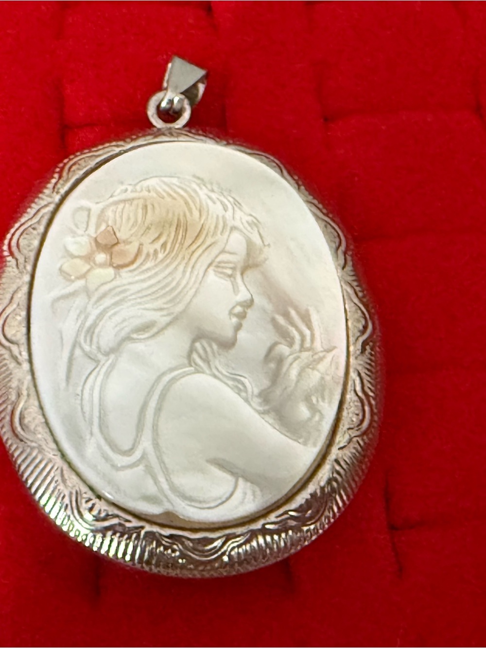 Vintage-Style Silver Cameo Locket Pendant - White Cameo
